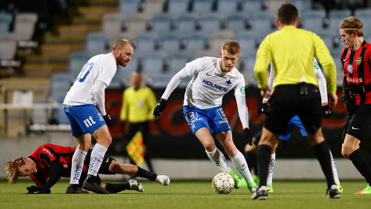 Norrköpings Eric Smith driver förbi Brommapojkarnaspelare