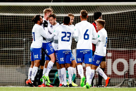 Norrköpings Jon Gudni Fjoluson jublar med lagkamrater