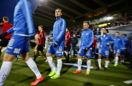 Spelarna med Norrköpings Linus Wahlqvist tågar in