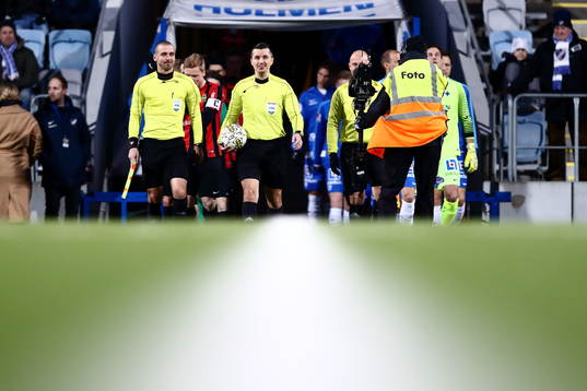 Intåg till med domarna längst fram semifinalen i Svenska