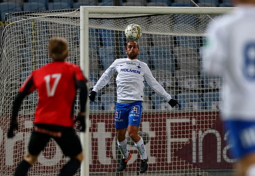 Norrköpings Christopher Telo redder på mållinjen medan