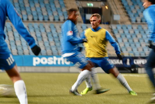Norrköpings Linus Wahlqvist värmer upp