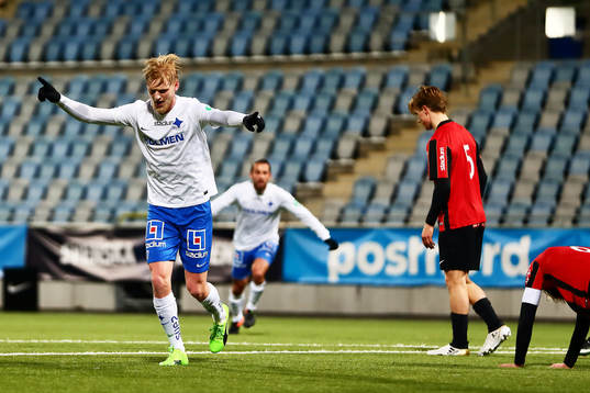 Norrköpings Kalle Holmberg jublar och Brommapojkarnas