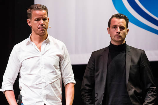 Linjedomare Daniel Wärnmark och domare Andreas Ekberg