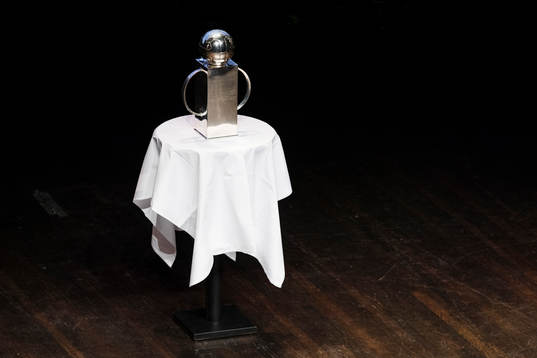 Lennart Johanssons Pokal står på ett bord på scenen