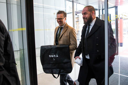 s tränare Rikard Norling och Örebros tränare Alexander