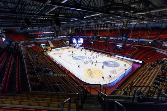Brynäs och Linköpings spelare värmer upp i Gavlerinken