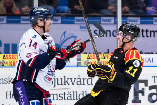 Linköpings Anssi Salmela och Brynäs Kevin Clark
