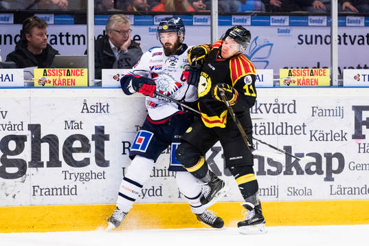 Linköpings Niklas Persson blir tacklad av Brynäs Kevin