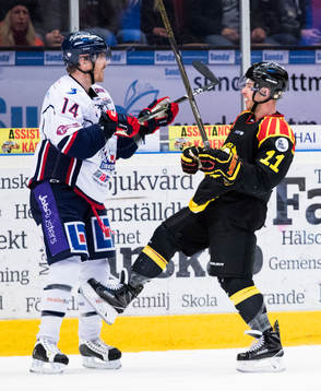Linköpings Anssi Salmela och Brynäs Kevin Clark
