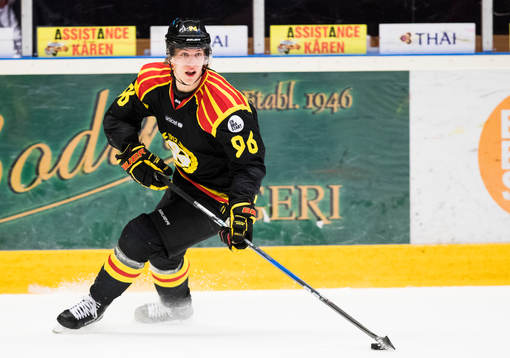 Brynäs Oskar Lindblom med pucken
