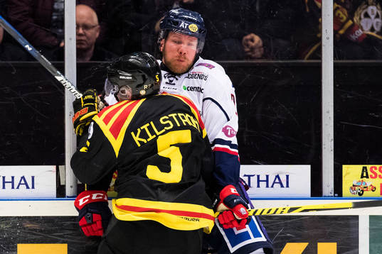 Brynäs Lukas Kilström trycker till Linköpings Marcel