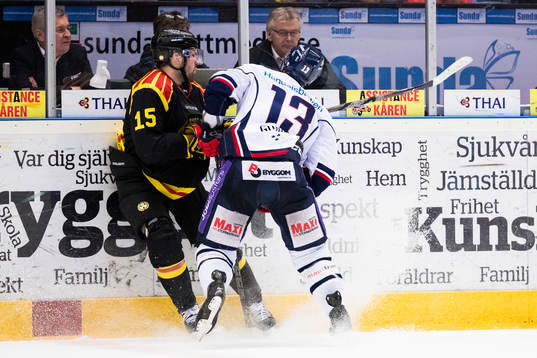Brynäs Simon Bertilsson och Linköpings Andrew Gordon