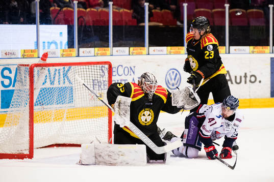 Brynäs målvakt David Rautio och Lucas Carlsson försvarar