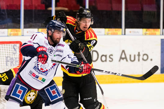 Linköpings Garret Roe i en närkamp med Brynäs Lucas