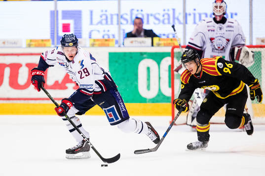 Linköpings Gabriel Carlsson jagas av Brynäs Oskar Lindblom