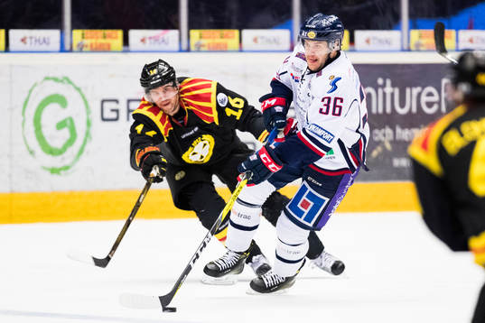 Brynäs Daniel Paille jagar Linköpings Niklas Fogström