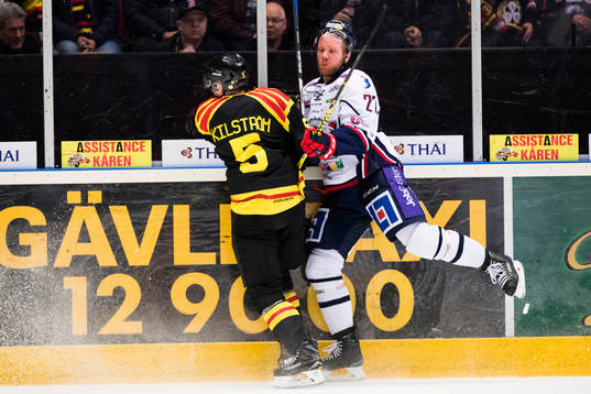 Brynäs Lukas Kilström trycker till Linköpings Marcel