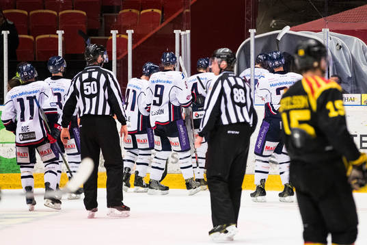 Linköpings spelare lämnar isen utan att tacka Brynäs