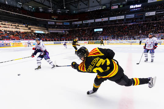 Brynäs Lucas Carlsson med ett skott mot Linköpings