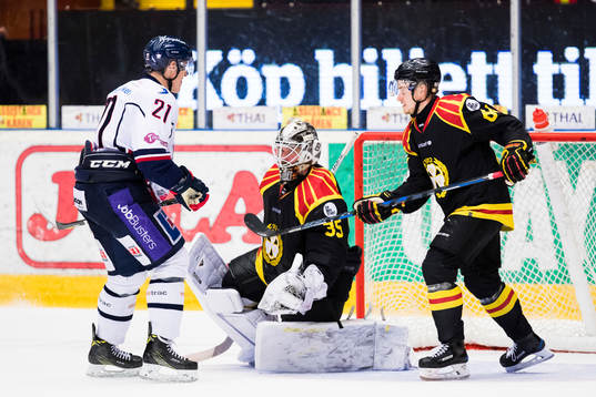 Linköpings Emil Sylvegård utmanar Brynäs målvakt David