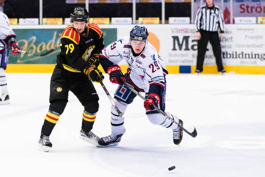 Brynäs Daniel Mannberg i kamp om pucken med Linköpings
