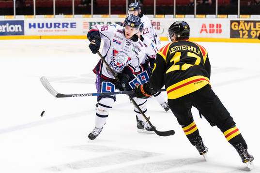 Linköpings Mathis Olimb i kamp om pucken med Brynäs