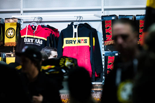 Brynäshalströjor hänger i Brynässhopen innan