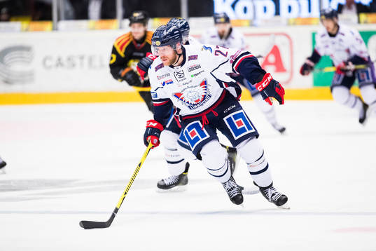 Linköpings Marcel Müller med pucken