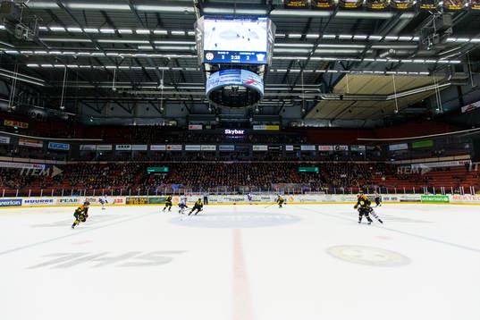 Spelarna jagar pucken