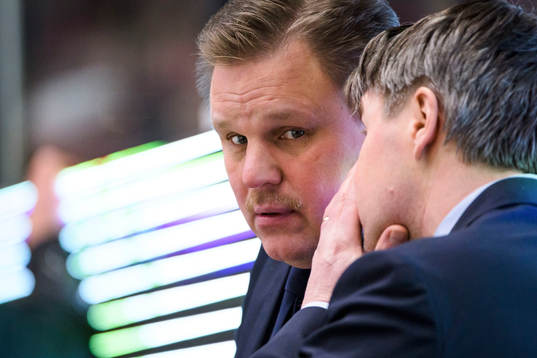 Färjestads tränare Leif Carlsson samtalar med