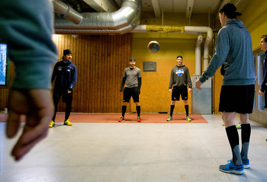 Karlskogaspelarna värmer upp med fotboll