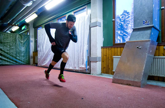 Karlskogas Victor Berglind värmer upp på gymet