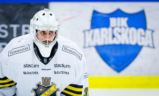 s målvakt Gasper Kroselj och Karlskogas logotyp i