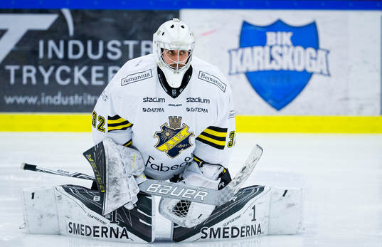 s målvakt Gasper Kroselj och Karlskogas logotyp i