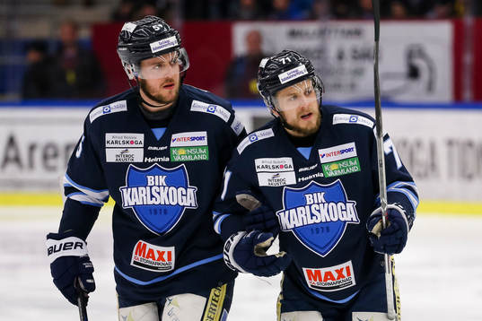 Karlskogas Carl Berglund lämnar isen skadad