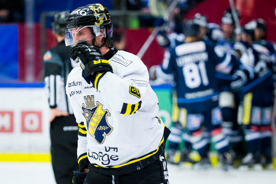 s Jens Hellgren deppar när Karlskogas Victor Ejdsell gör