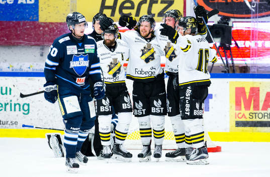 s Mads Larsen gör 2-2 och jublar och Karlskogas Richard