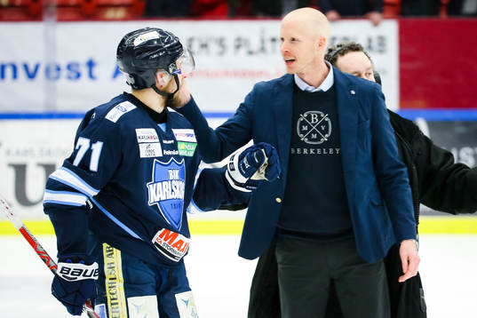 Karlskogas Carl Berglund och tränare Tobias Thermell jublar