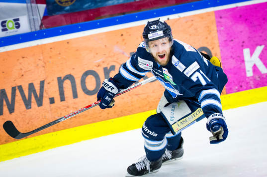 Karlskogas Carl Berglund gör 3-2 och jublar