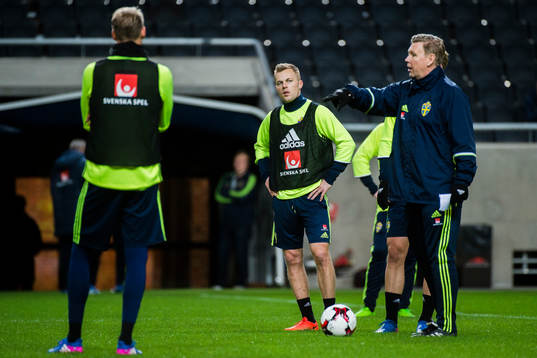 Sebastian Larsson och assisterande förbundskapten Peter