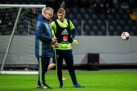 Sveriges förbundskapten Janne Andersson och Emil Krafth