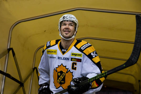 Skellefteås Jimmie Ericsson på väg in till värmningen