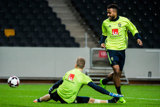 Sveriges målvakt Karl-Johan Johnsson och Isaac Kiese Thelin