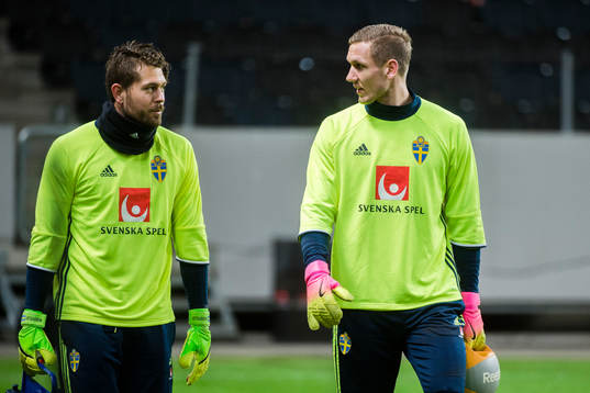 Målvakt Kristoffer Nordfeldt och Robin Olsen  före  en