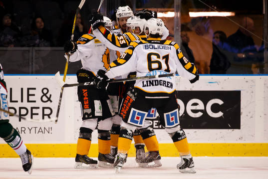 Skellefteås  spelare jublar
