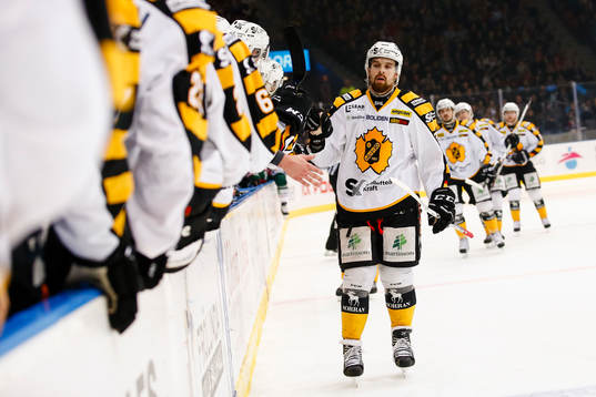Skellefteås  Axel Holmström jublar