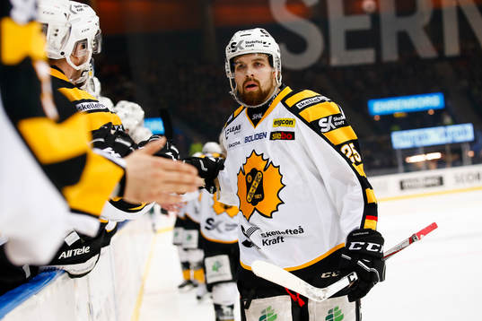 Skellefteås  Axel Holmström jublar