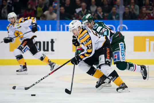 Skellefteås Emil Djuse före Frölundas Jonathan Sigalet