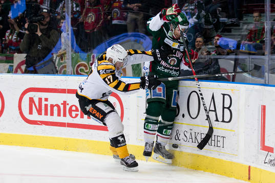 Skellefteås Pär Lindholm tacklar Frölundas Joel Lundqvist